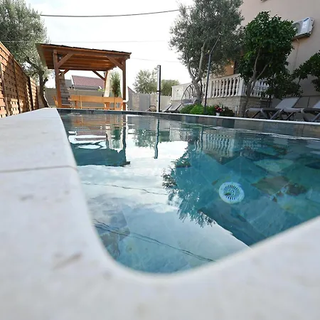 Brane With Shared Swimming Pool زادار