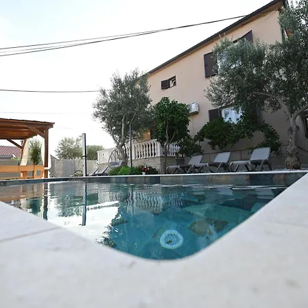 Brane With Shared Swimming Pool * زادار