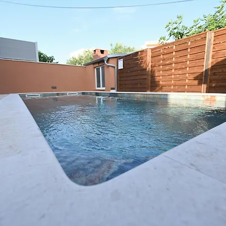 Brane With Shared Swimming Pool شقة *