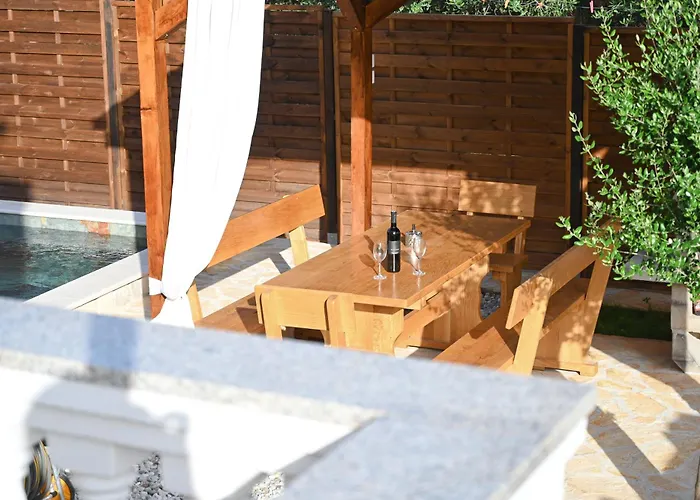 Brane With Swimming Pool Appartement Zadar