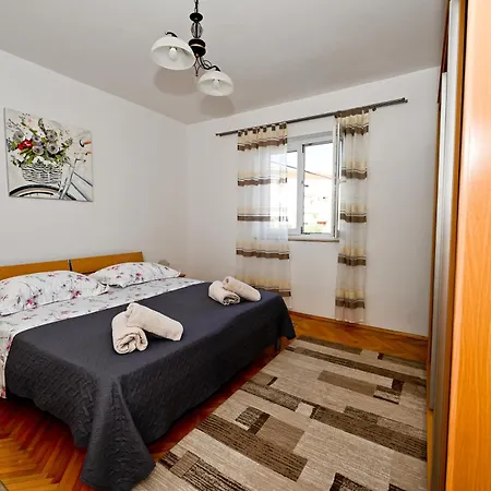Brane With Swimming Pool Apartment Zadar