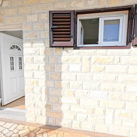 Brane With Swimming Pool Apartment