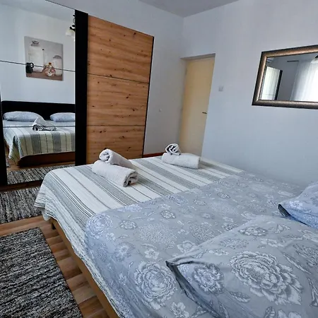 Brane With Shared Swimming Pool Zadar