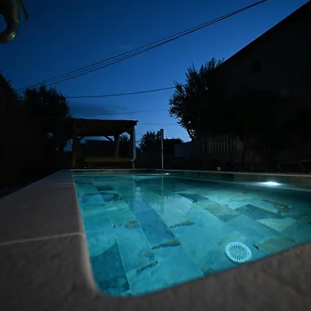 Brane With Shared Swimming Pool Apartmán *