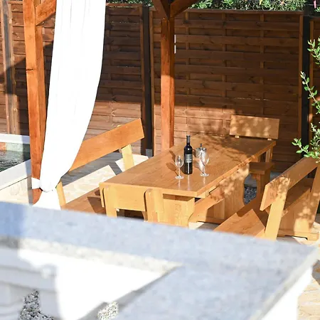 Brane With Swimming Pool Apartment Zadar