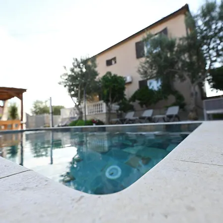 Brane With Shared Swimming Pool Apartmán