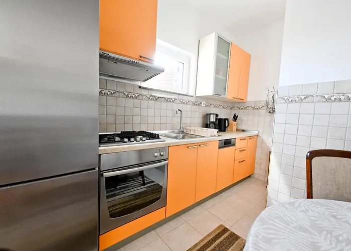 Brane With Swimming Pool דירה