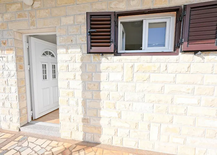Brane With Swimming Pool דירה