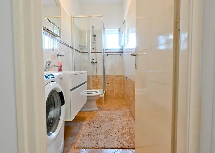 דירה Brane With Swimming Pool