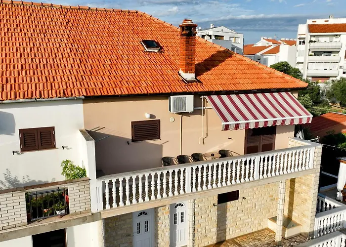 アパート Brane With Swimming Pool ザダル